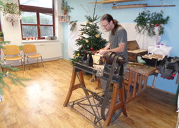 Mistr kolář pracuje