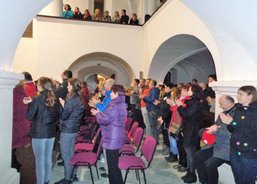 V závěru obecenstvo vyskočilo ze židlí