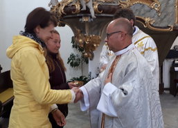 Obětní dary přinášela bývalá ředitelka Charity se svou kolegyní z Šance pro rodinu