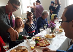 Rozlili šampaňské (alko i nealko) na přípitek