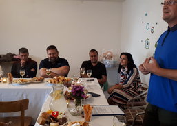 Poslechli jsme si přivítací řeč ředitele a připili si