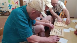 Dobrovolníci Tomáš a Dominik tvoří zážitky pro klienty Centra sociálních služeb v Bystrém