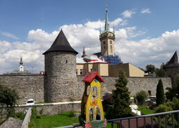 Povzbuzení - výhled na kostel sv. Jakuba (s krmítkem z AC dílen)