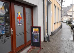 Nápis pod znakem na dveří symbolicky praví ... V lásce a naději