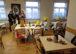 Chvíli počkat než se všichni převléknou a posilnit se před koledou