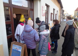 Fronta před AC dílnami, než se koledníci zapíšou