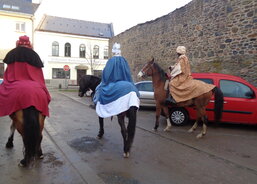 Tři králové na koních se přišli podívat na dav koledníků 