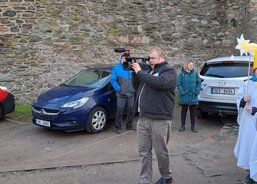 Dobrovolník Vojtěch Klimeš bere kameru 