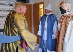 Nejprve je potřeba ustrojit Tři krále na koních