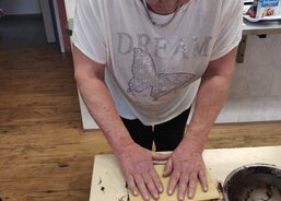 Dobrovolnice peče s klienty AC dílen 