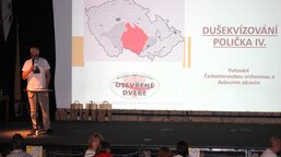 Co vám přinesou, když si dáte patro a kolik je dětských psychiatrů v ČR? Zapeklité otázky z Dušekvízování vol. 4, které ovládly týmy Radimáci, Divý duše a Bambuláci