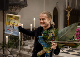 Tác jako dárek vytvořili v AC dílnách, květina je z Jitky Kytky