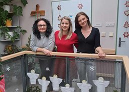 Paní učitelky z MŠ a ZŠ Luční připravují výzdobu 