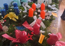 Na sto věnců vyrobili klienti a pracovnice AC dílen s pomocí studentů