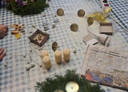 Adventní věnce vyrábí klienti AC dílen. Letos jim s přípravou pomohli studenti Gymnázia Polička. 
