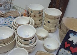 Na výstavě prodávají klienti své výrobky z AC dílen - z keramiky, dřeva, rukodělné výrobky