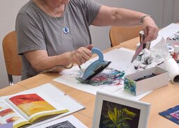 Dobrovolnice při tvořivých workshopech pro děti 