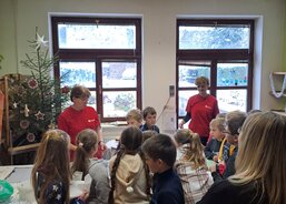 Ukázku výroby ručního papíru předvádí pracovnice AC dílen