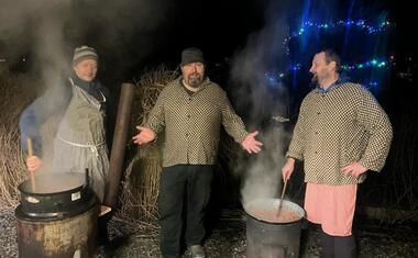 Příprava guláše od Pepy Baláše pro koledníky. Se škrábáním 30 kg brambor pomohla Kuchyně Sádek 58.