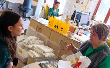 Vedoucí skupiny a koordinátorka vysvětluje, jak sbírka probíhá