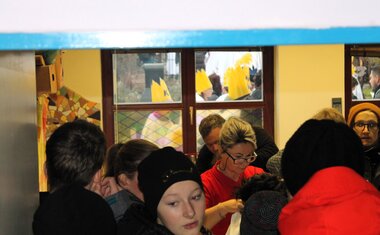 Ranní hemžení na budově - než se všichni najednou vydají do budovy. Každý ví, co má dělat, a tak obléknutí a zařazení více než 150 koledníků...