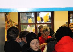 Ranní hemžení na budově - než se všichni najednou vydají do budovy. Každý ví, co má dělat, a tak obléknutí a zařazení více než 150 koledníků...