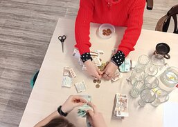 Rozpečetění kasiček probíhá za dozoru starostů nebo jejich zástupců, tady N. Šauerová s MěÚ Poliča