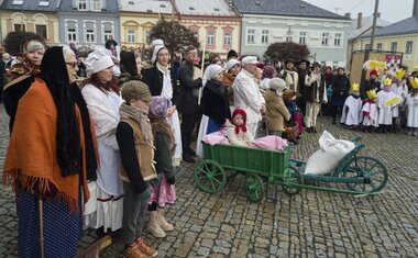 Velkou dobrovolnickou akcí je i Živý betlém, který každoročně chystá ŘK Farnost Polička