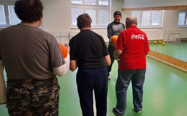 Petr Schaeffer dlouhodobě dobrovolničí - připravuje pohybové aktivity pro klienty Denního stacionáře