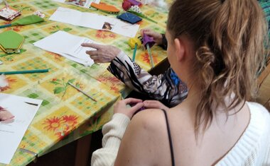 Studentka připravuje volnočasové aktivity pro klienty DPS