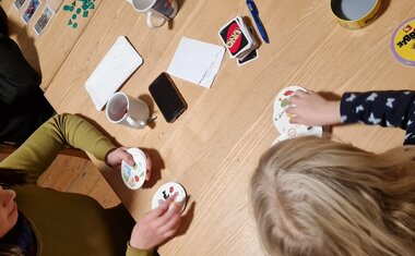 Hraní deskovek v centru Podané srdce, kde jsou připraveny aktivity pro děti na autistickém spektru
