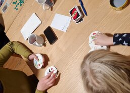 Hraní deskovek v centru Podané srdce, kde jsou připraveny aktivity pro děti na autistickém spektru