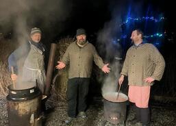 Dobrovolníci při přípravě guláše na Tříkrálovou sbírku