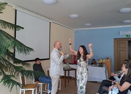 Barbora Chuecos předvádí robota 