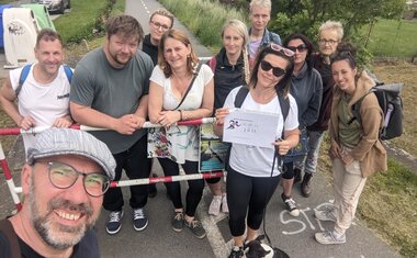 Část týmu Centra duševního zdraví na trati Běhu pro Duši těsně předtím než začalo hustě pršet