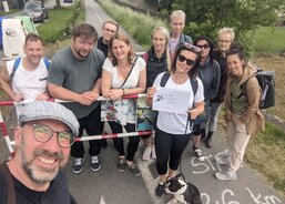 Část týmu Centra duševního zdraví na trati Běhu pro Duši těsně předtím než začalo hustě pršet