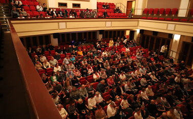 Sál se pomalu zaplňuje