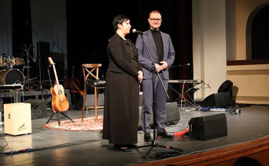 Ředitelka Oblastní charity Polička Petra Zahradníková a radní Pardubického kraje Pavel Šotola