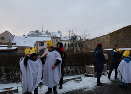 Nasadit koruny, občerstvit a vyrazit na koledu