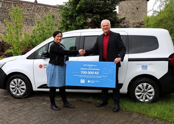 Spolupráce v regionu: Auto pro půjčovnu pomůcek darovala STV Group